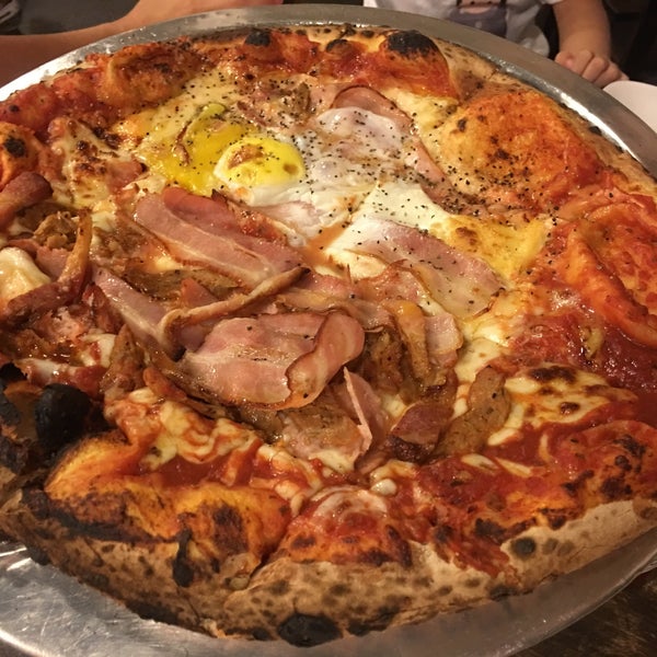 Photo taken at Michelangelo&#39;s Pizzeria by xeon f. on 9/22/2018