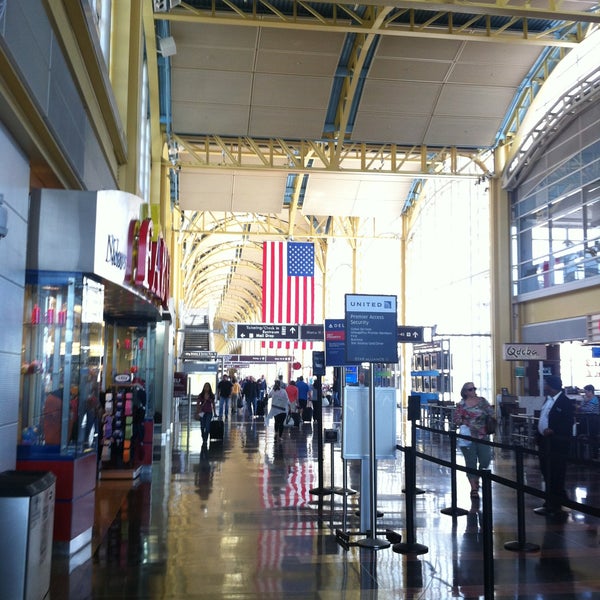 Foto tirada no(a) Ronald Reagan Washington National Airport (DCA) por Prithvi em 5/10/2013