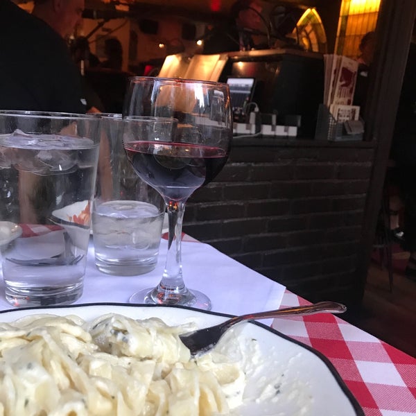 Foto diambil di Mimi&#39;s Italian Restaurant &amp; Piano Bar oleh Citi A. pada 4/27/2019