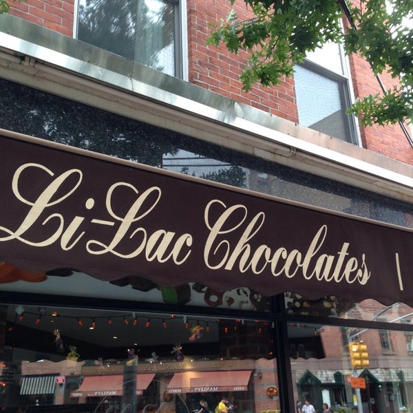 Foto tirada no(a) Li-Lac Chocolates por Richard F. em 9/21/2013