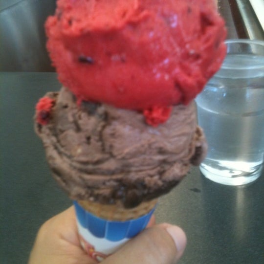Foto diambil di Vic&#39;s Ice Cream oleh Bea N. pada 9/30/2012