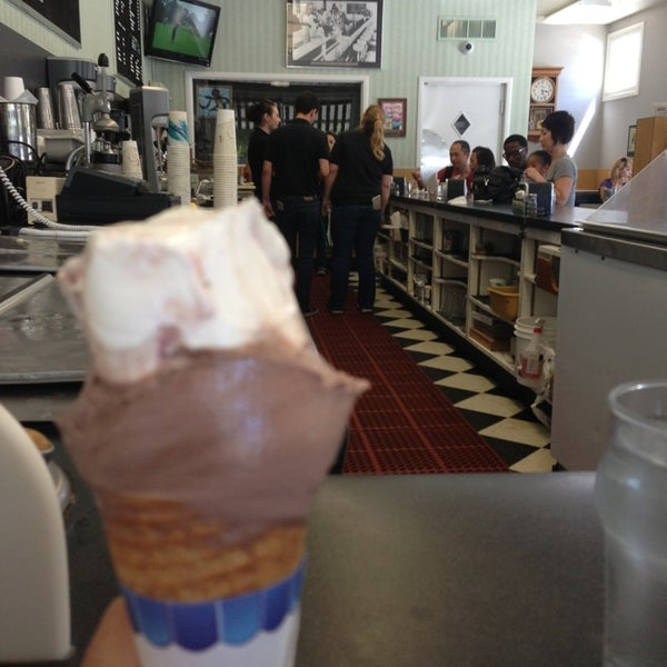 Снимок сделан в Vic&#39;s Ice Cream пользователем Bea N. 6/16/2013