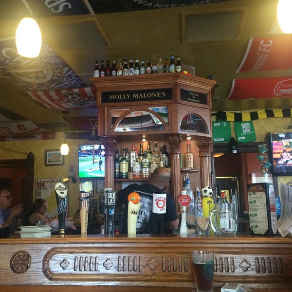 Photo taken at Molly Malone&#39;s Irish Pub &amp; Restaurant by Gowowogo on 7/13/2015