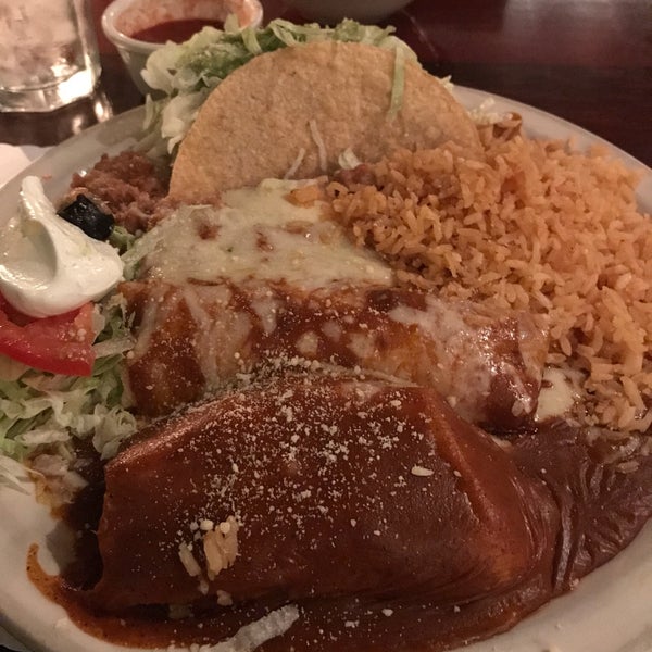 Photo taken at Manuel&#39;s Mexican Restaurant by Vicky W. on 11/27/2017