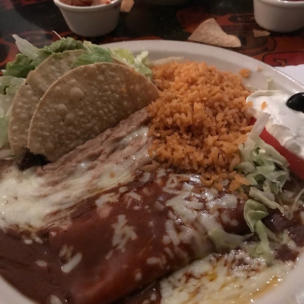 Photo taken at Manuel&#39;s Mexican Restaurant by Vicky W. on 10/3/2018