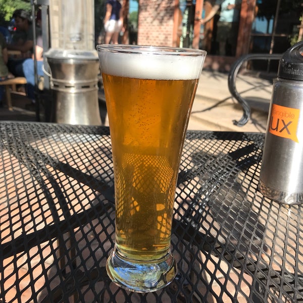Photo taken at Tap 25 Craft Beer by Vicky W. on 8/3/2018