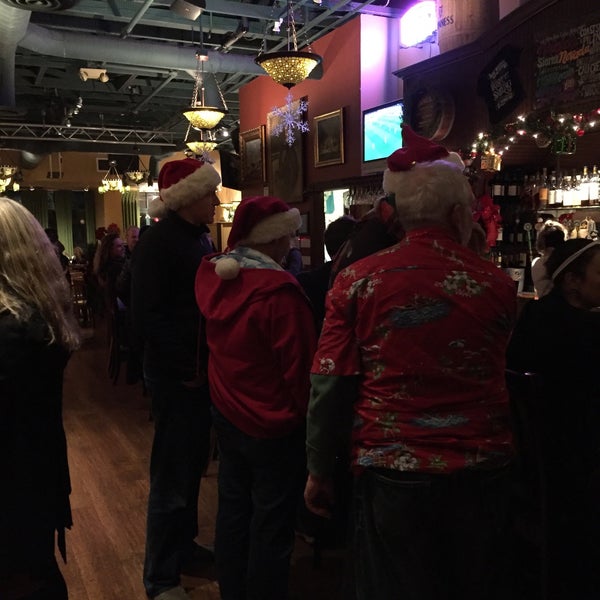 Das Foto wurde bei Rosie McCann&#39;s Irish Pub &amp; Restaurant von Vicky W. am 12/20/2015 aufgenommen
