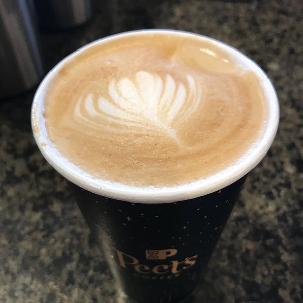 Photo taken at Peet&#39;s Coffee &amp; Tea by Vicky W. on 12/14/2018