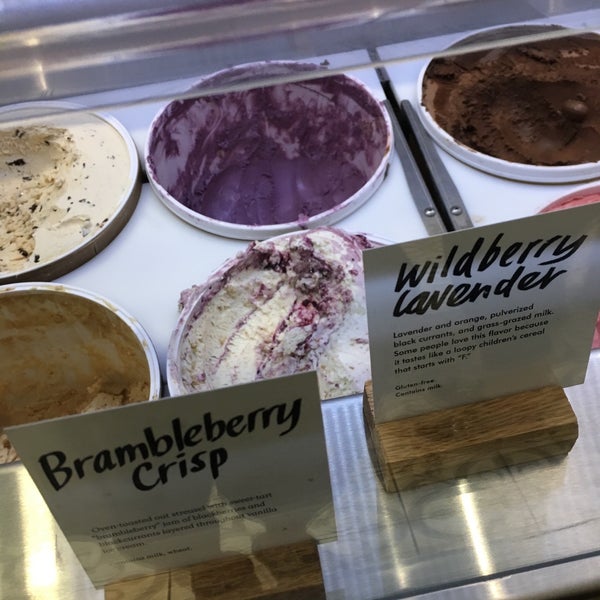 8/23/2018 tarihinde Danh H.ziyaretçi tarafından Jeni&#39;s Splendid Ice Creams'de çekilen fotoğraf
