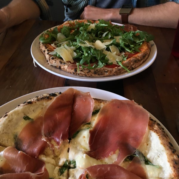 2/23/2019 tarihinde Danh H.ziyaretçi tarafından Pupatella Neapolitan Pizza'de çekilen fotoğraf