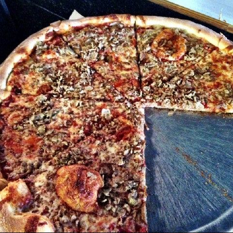 Foto tomada en Andolini&#39;s Pizza  por Malpais C. el 12/22/2013