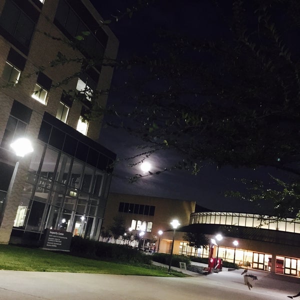 Foto scattata a Università di Houston da Rana il 11/14/2016