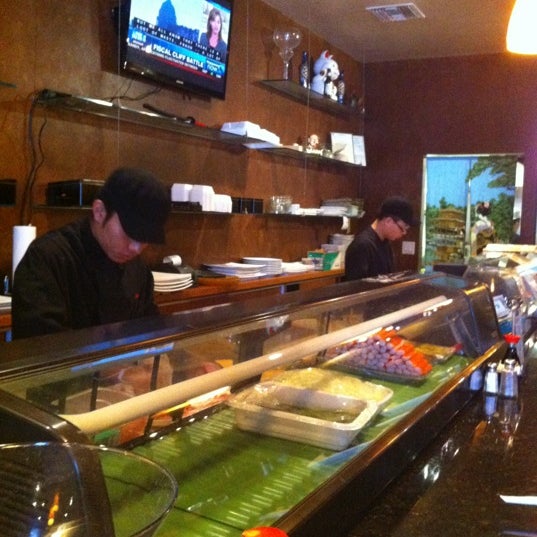 Foto diambil di Tsunami Sushi &amp; Hibachi Grill oleh Justin P. pada 11/29/2012