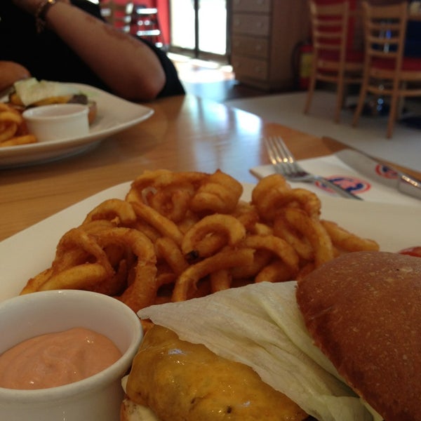 8/11/2013 tarihinde Mohammed A.ziyaretçi tarafından Just Burger'de çekilen fotoğraf