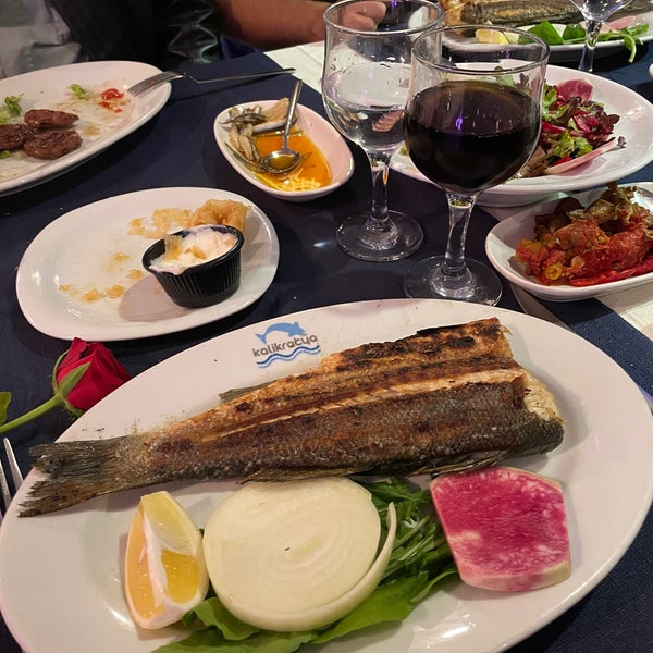Foto diambil di Kalikratya Balık Restaurant oleh Beyza K. pada 9/29/2021