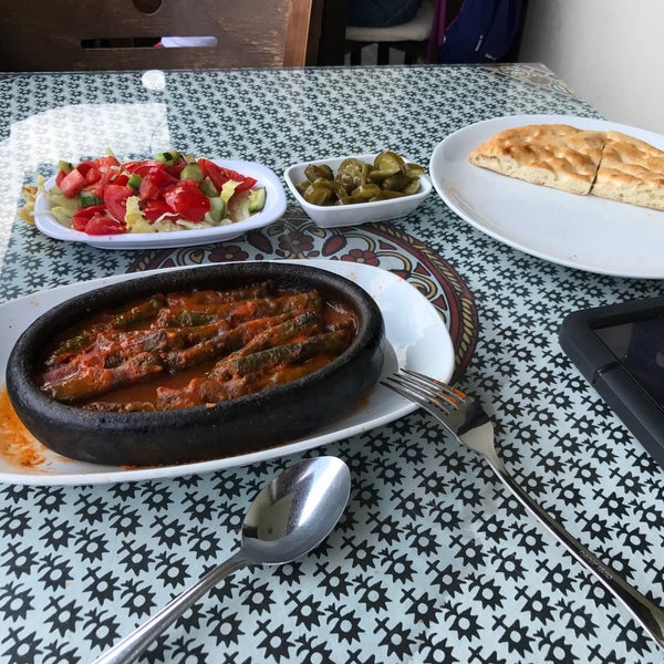 Foto tomada en Lalezar Restaurant ve Cafe  por Emrah Ö. el 7/15/2017
