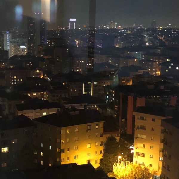 Foto diambil di Ukiyo Fairmont Quasar İstanbul oleh Mahmut B. pada 12/28/2018