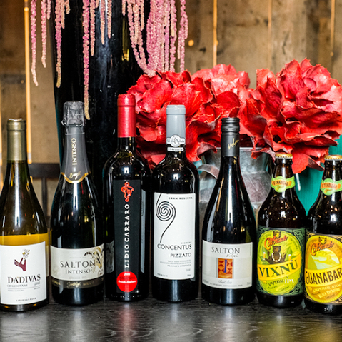 What goes well with Brazilian food? Brazilian wines, of course. Some of Brazil's greatest wineries are present in this restaurant specialized in Brazilian kitchen.