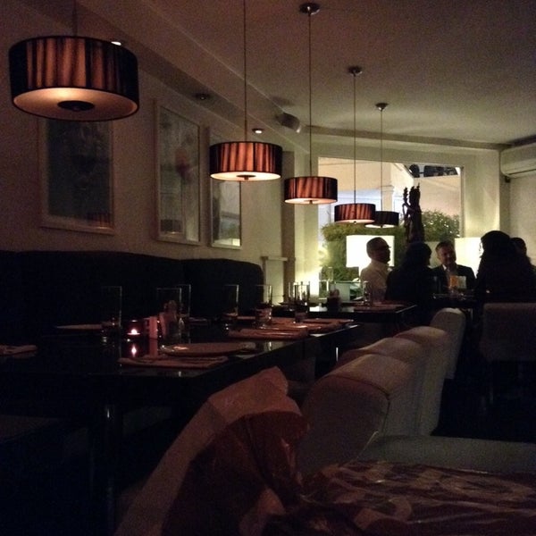 Eat out фразовый глагол. Поход в кафе. Люди кушают в ресторане. Обедать в кафе. Eats out.