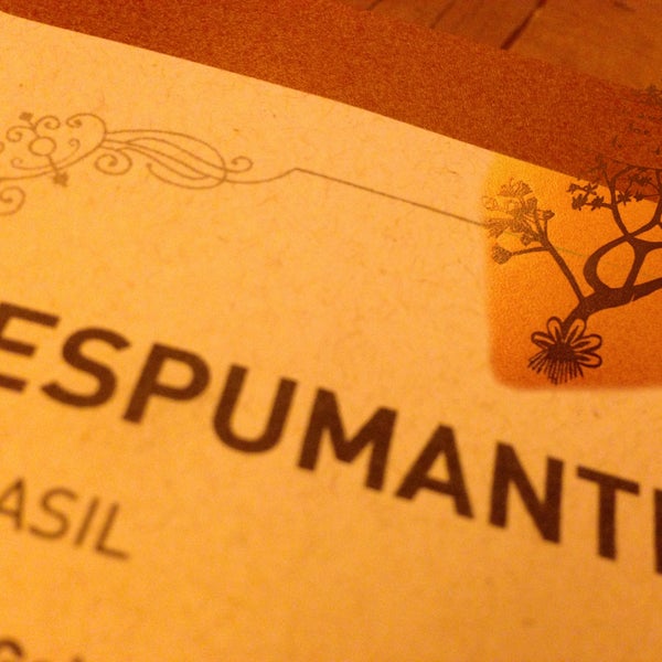 A releitura da clássica comida mineira combina perfeitamente com os vinhos brasileiros oferecidos no local. A dica de harmonização é um espumante nacional, um dos pontos fortes da carta