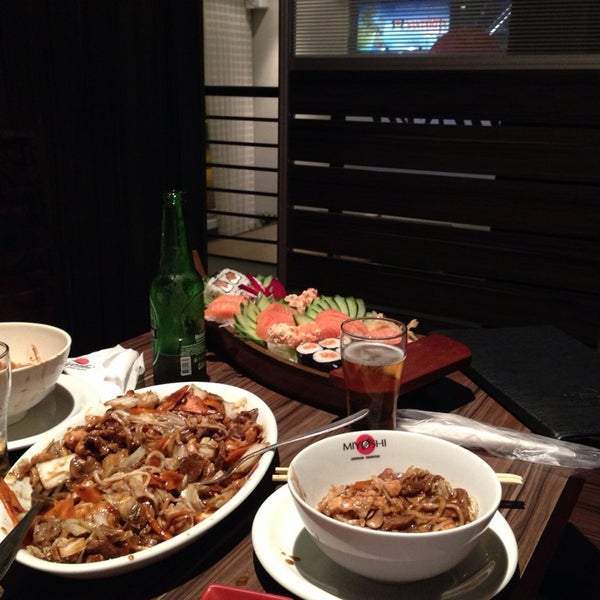 รูปภาพถ่ายที่ Restaurante Miyoshi SC 401 โดย Rodrigo B. เมื่อ 12/13/2013