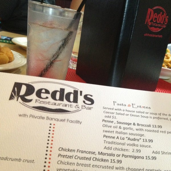Foto diambil di Redd&#39;s Restaurant oleh Steve H. pada 7/2/2013