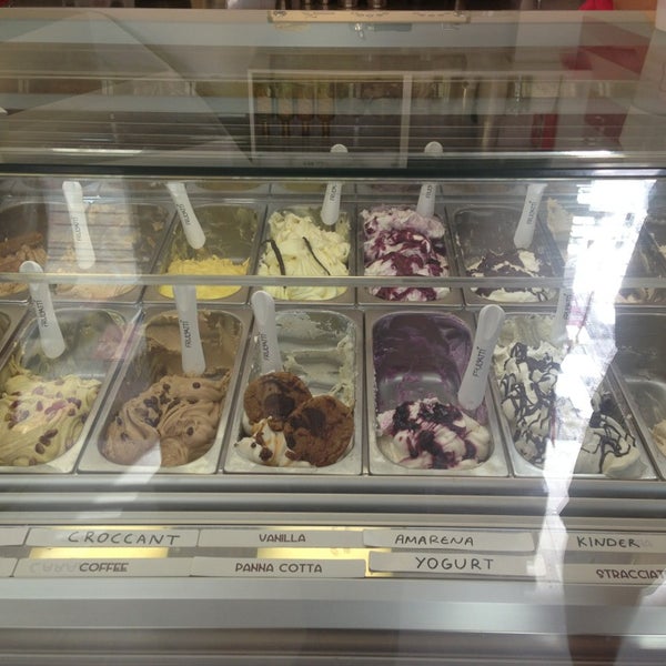 7/17/2013 tarihinde Elena D.ziyaretçi tarafından The Ice Cream Shop'de çekilen fotoğraf