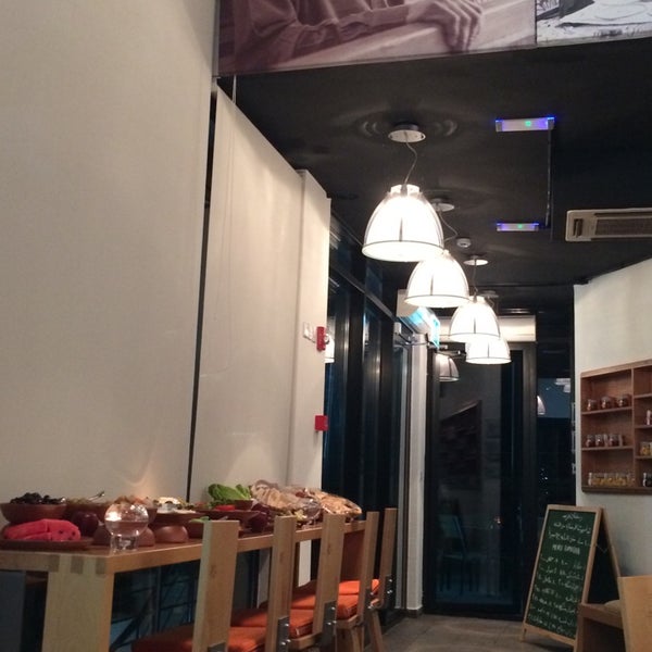 Das Foto wurde bei Urdon Shop And Café von Ali D. am 7/16/2014 aufgenommen
