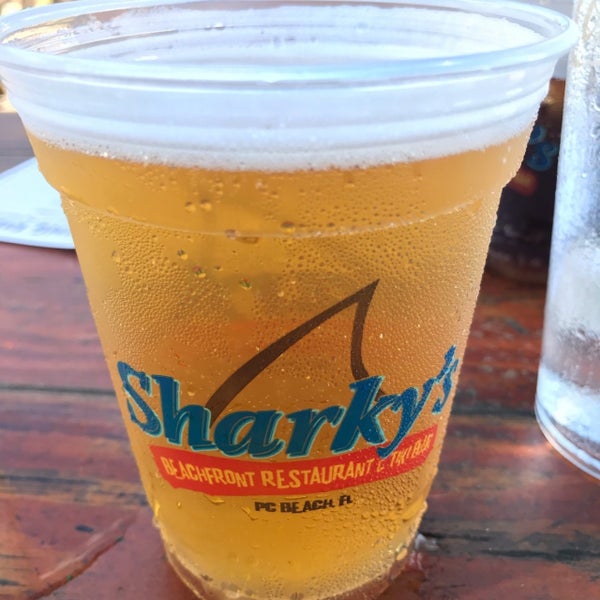 Foto diambil di Sharky&#39;s Beachfront Restaurant oleh Robert H. pada 10/5/2019