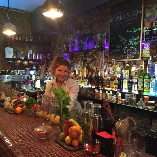11/27/2015 tarihinde Jessica Solorzano B.ziyaretçi tarafından Domino Bar by Bierzofood'de çekilen fotoğraf