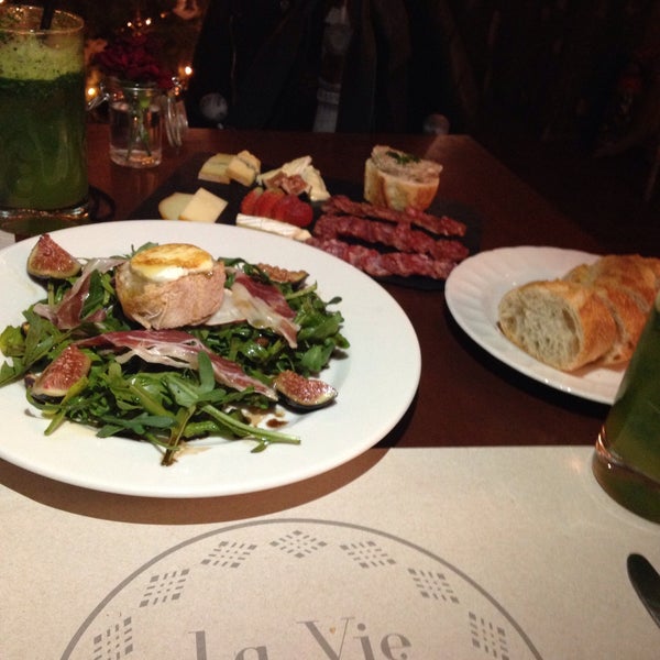 Das Foto wurde bei Restaurant La Vie en Rose von Linda A. am 12/20/2014 aufgenommen