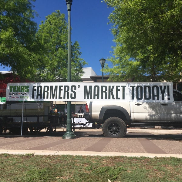 Das Foto wurde bei Mueller Farmers Market von Hannah R. am 5/6/2018 aufgenommen
