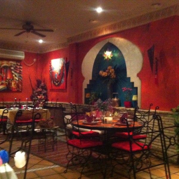 Foto diambil di Restaurante Al - Medina oleh Kiki F. pada 2/22/2013