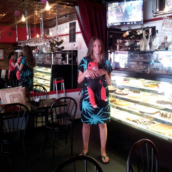 Foto scattata a Sambuca&#39;s Cafe &amp; Desserts da Dustin H. il 9/7/2013