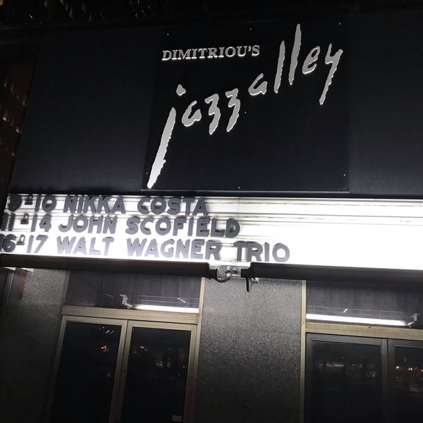 Foto diambil di Dimitriou&#39;s Jazz Alley oleh Hyungkyu R. pada 10/11/2018