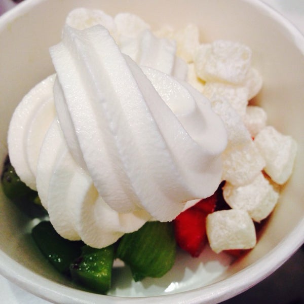 รูปภาพถ่ายที่ Yooglers Frozen Yogurt โดย Jenny R. เมื่อ 3/1/2014