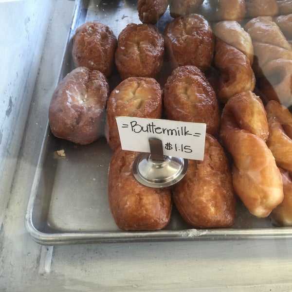 Foto scattata a Primo&#39;s Donuts da Meg C. il 1/2/2015