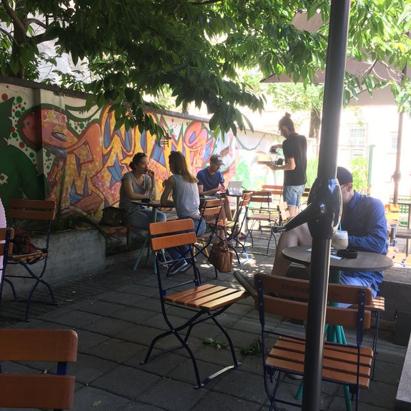 Foto scattata a Café u dvorištu da Ville K. il 6/7/2019