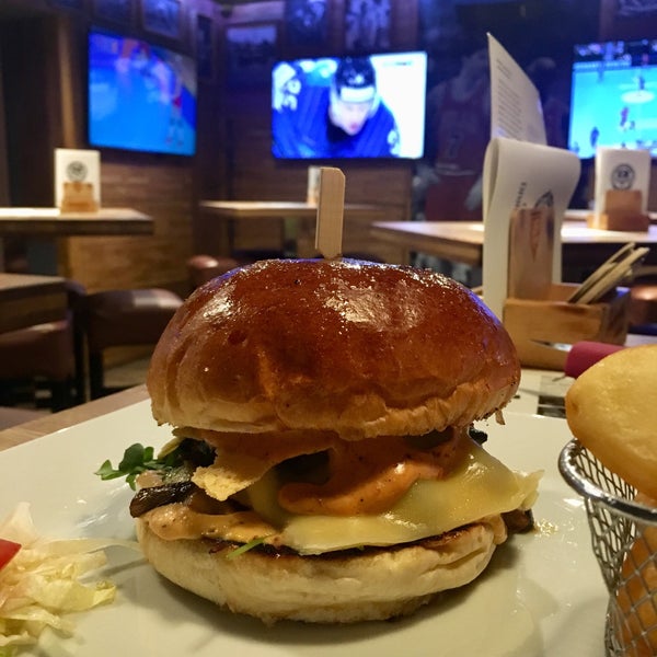 A nice sports bar with dozens of screens! Their veggie burger was 4/5! You can always ask the staff for what to watch. They even screened the Hockey World Champs! Suomi!