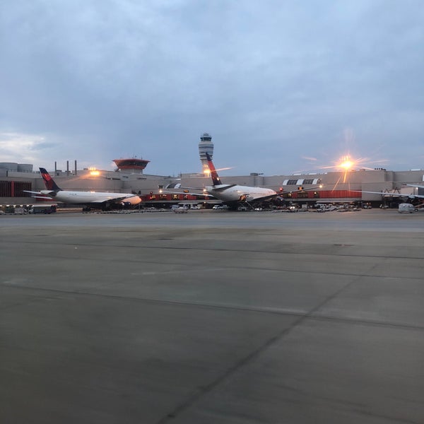 Foto tirada no(a) Aeroporto Internacional de Atlanta Hartsfield-Jackson (ATL) por Steve F. em 12/15/2017