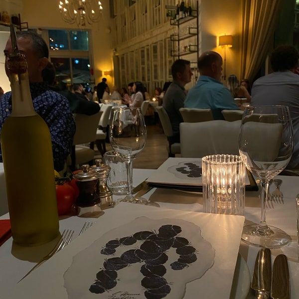 Das Foto wurde bei LPM Restaurant &amp; Bar von AAB am 6/18/2022 aufgenommen