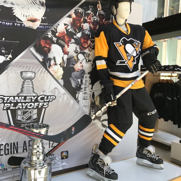 Foto scattata a NHL Store NYC da Amy R. il 6/1/2017