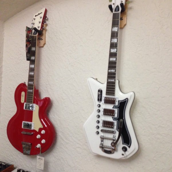 3/15/2014にIsrael R.がGuitar Gear DFで撮った写真