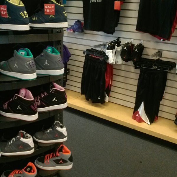foot locker on davison