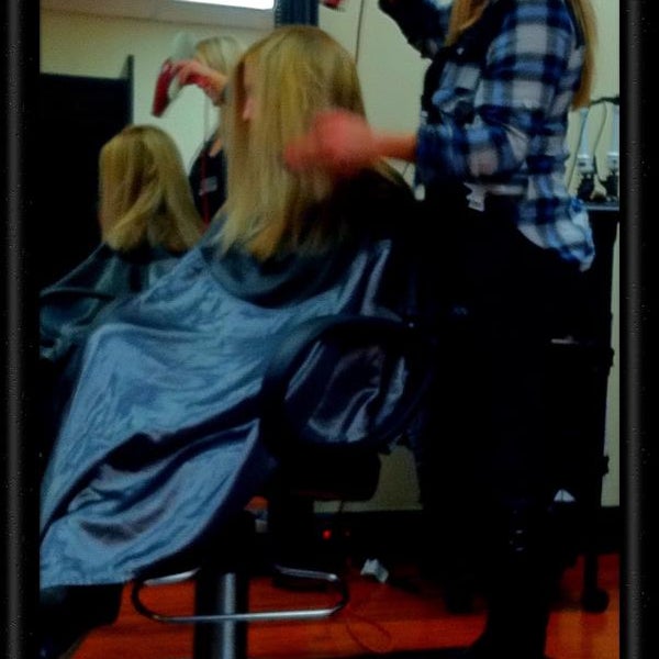 Studio 3 Salon Elk Grove'de Kuaför Salonu