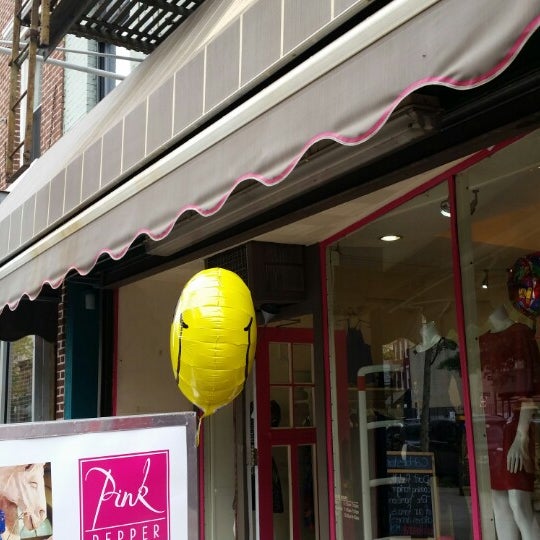 รูปภาพถ่ายที่ Pink Pepper Boutique โดย Lily P. เมื่อ 9/21/2014