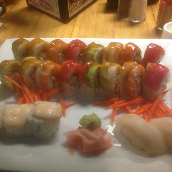 6/14/2014 tarihinde Alex G.ziyaretçi tarafından Sushi Bites'de çekilen fotoğraf