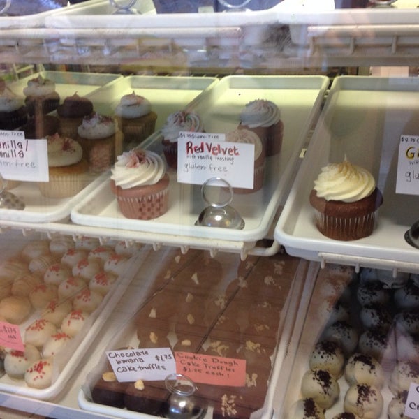 Foto tomada en Sweet Avenue Bake Shop  por Grace G. el 12/21/2013