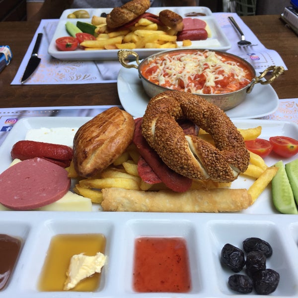 รูปภาพถ่ายที่ Saklı Cafe Restaurant โดย Serhat T. เมื่อ 7/20/2019