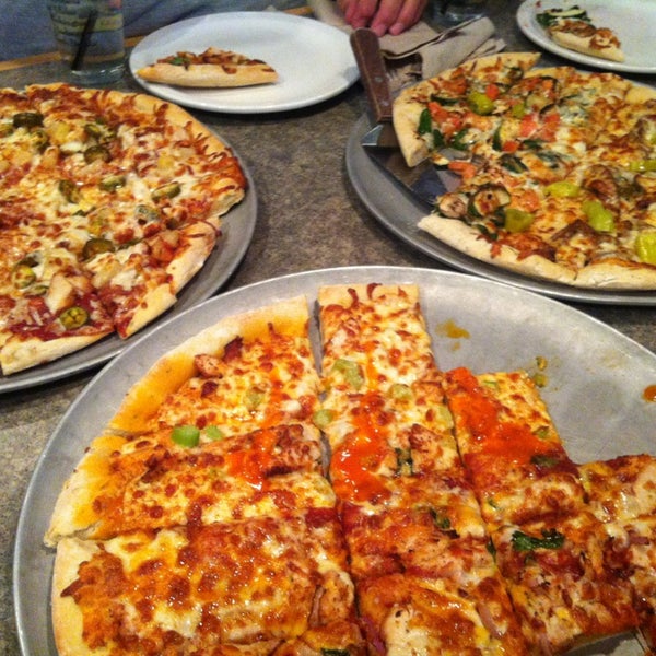 Foto scattata a MacKenzie River Pizza, Grill &amp; Pub da T.K.O il 9/7/2013